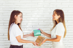 Как подобрать подарок подруге и не скатиться в банальность