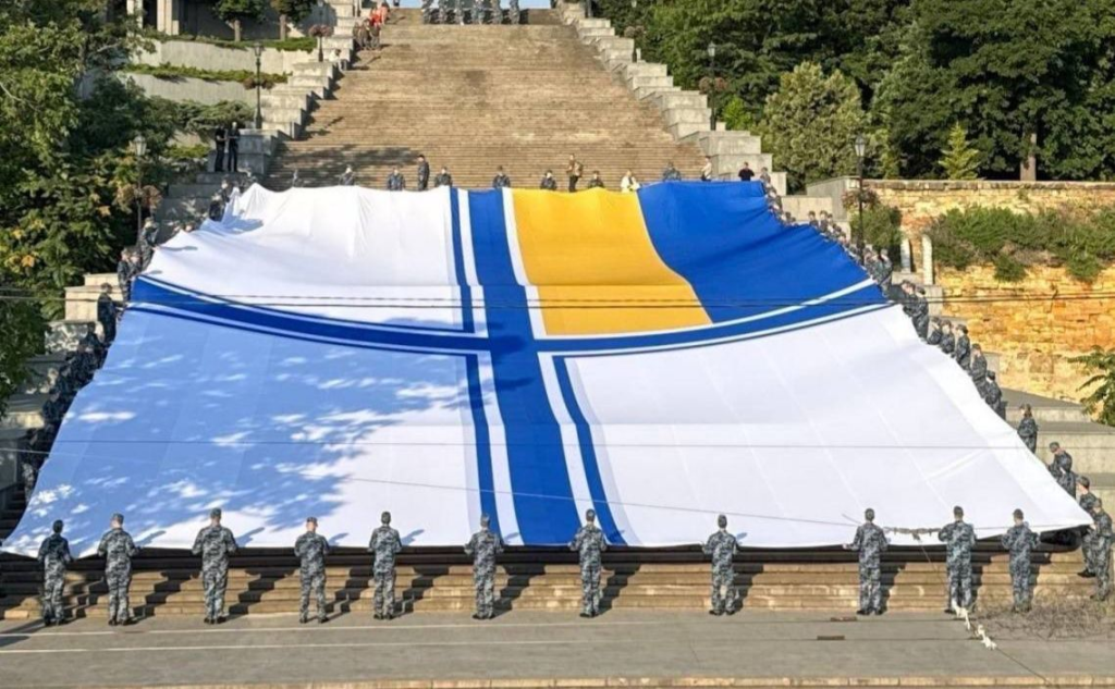 У Києві до Дня ВМС України розгорнули найбільший прапор Військово-Морських Сил